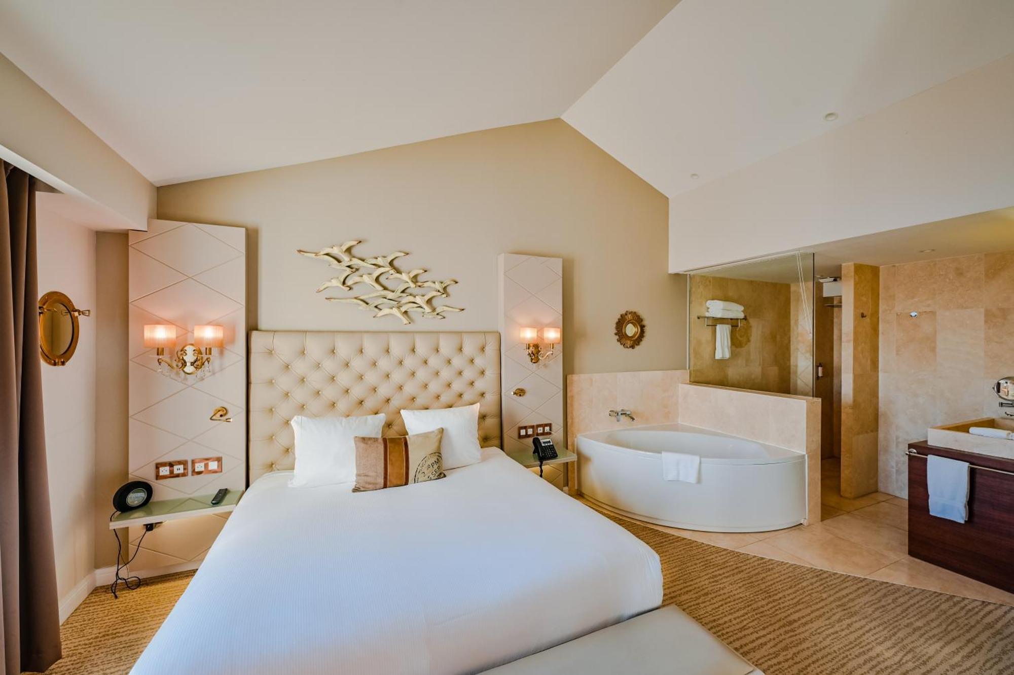 Grand Hotel Des Sablettes Plage, Curio Collection By Hilton La Seyne-sur-Mer Exterior photo